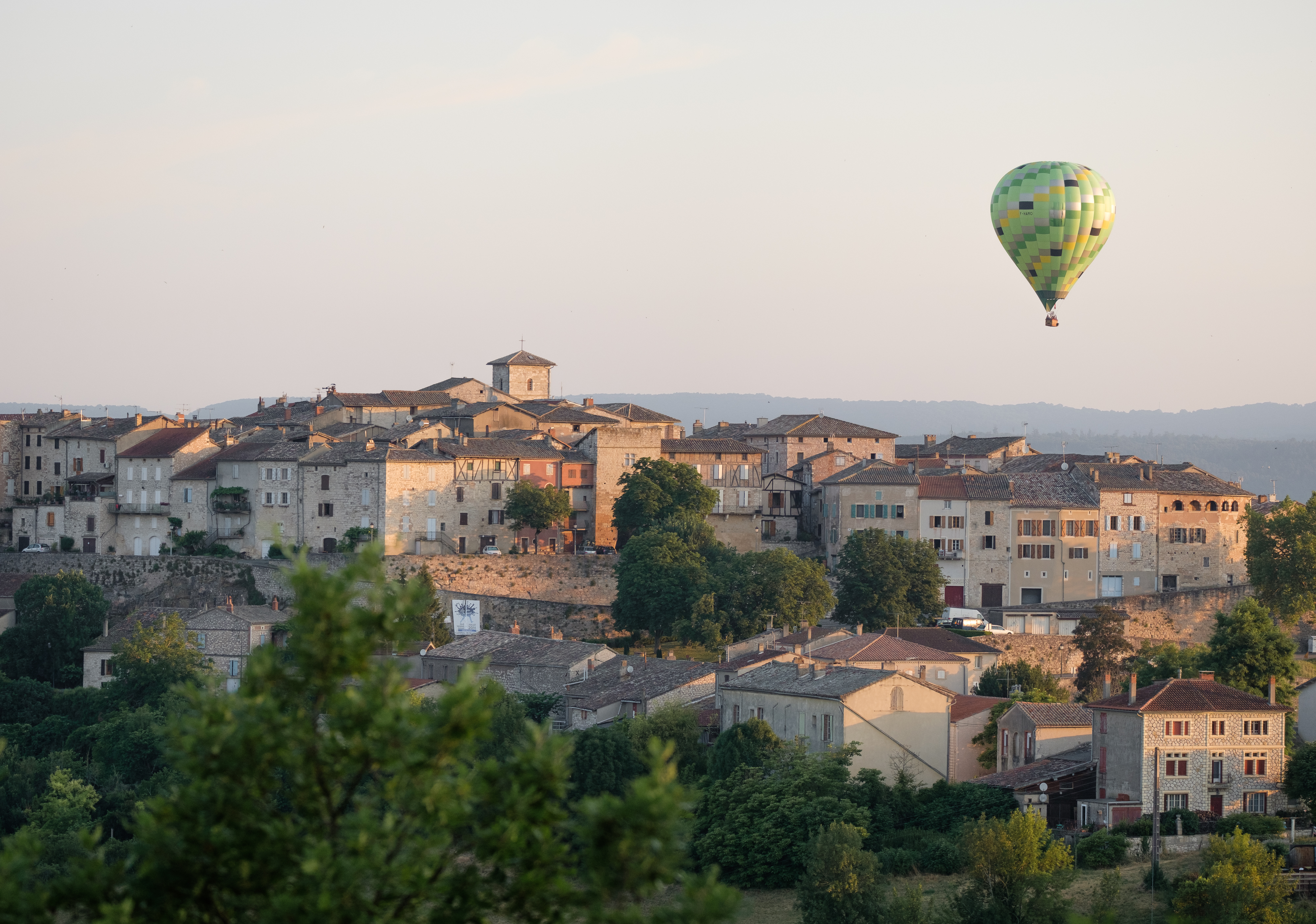 Visite du village de Castelnau de Montmiral avec Atmosph'Air montgolfières occitanes